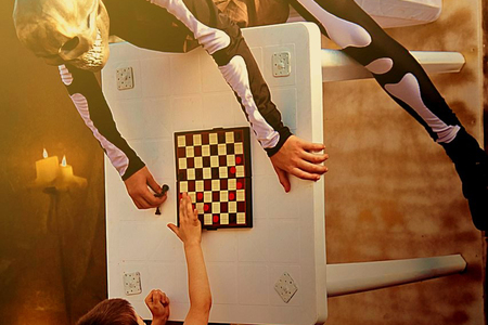 Шахматист висящий на стене