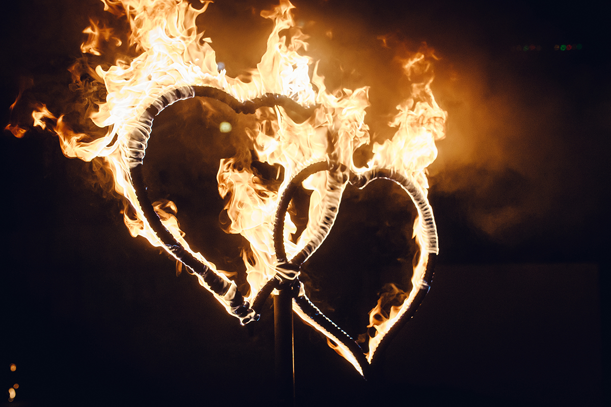 Огненные сердца и надписи